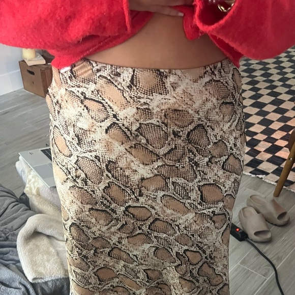 Snake skin patterned skirt. - Picture 2 of 4